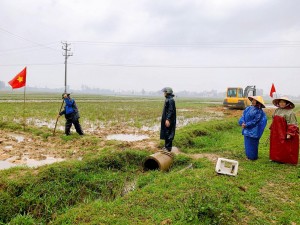 Thị trấn Thiên Cầm tổ chức lễ phát động Toàn dân ra quân phá bờ thửa nhỏ hình thành cánh đồng lớn